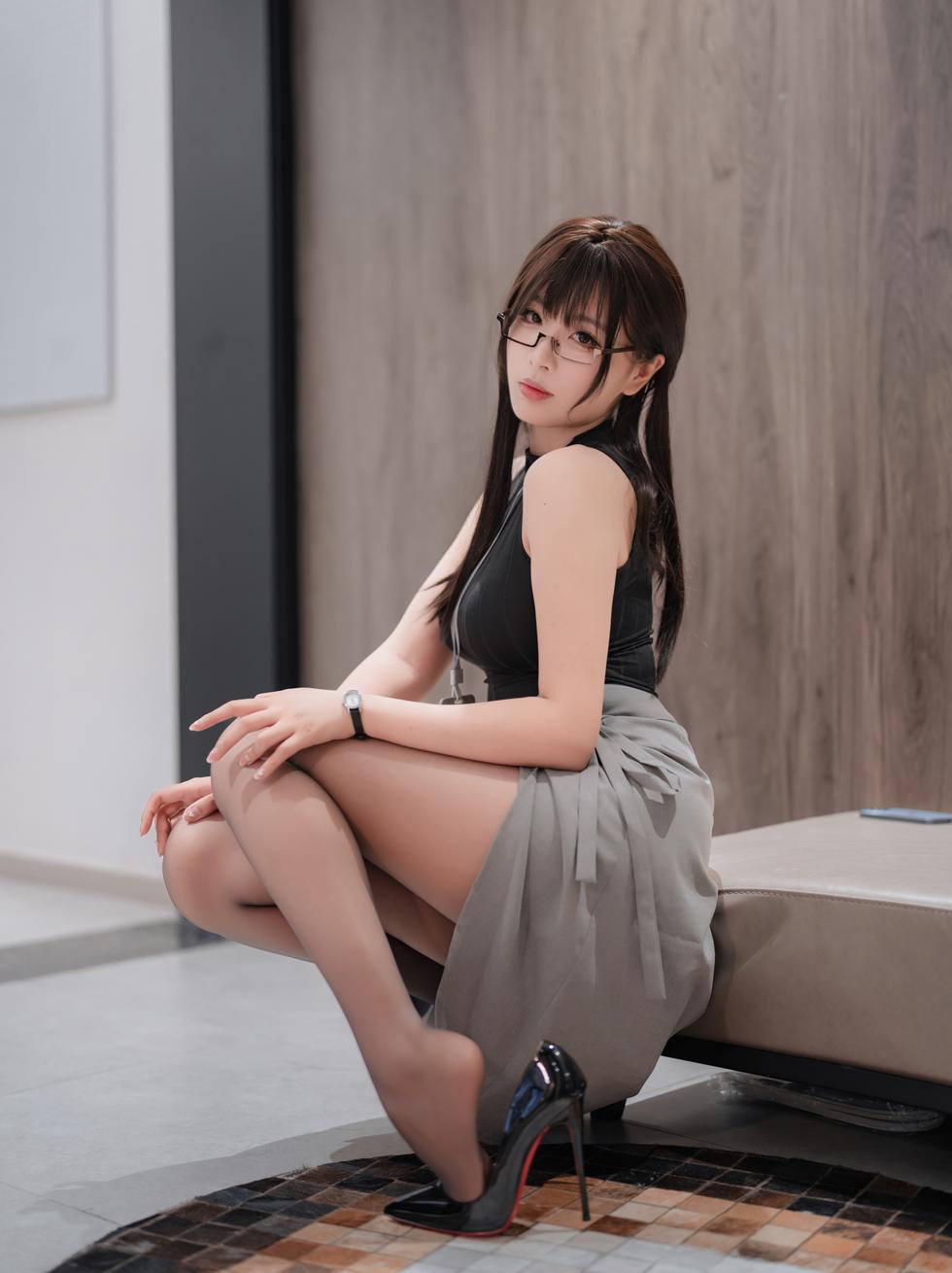 轩萧学姐  眼镜娘OL [85P3V-1.29GB]
