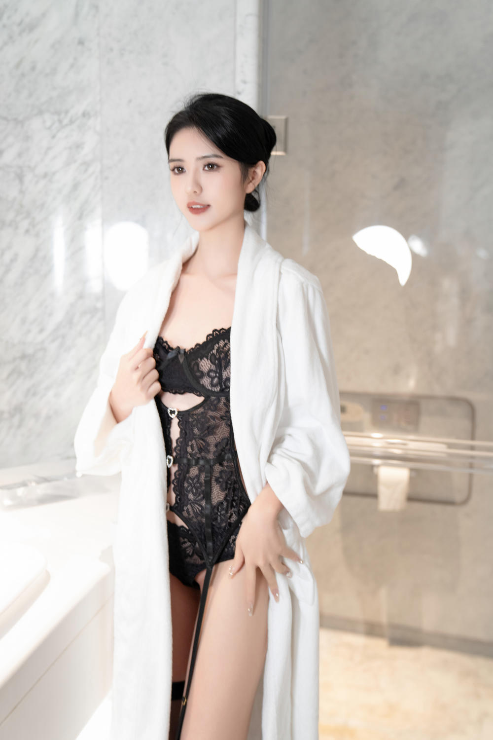 浅浅《性感黑白蕾》原版写真
