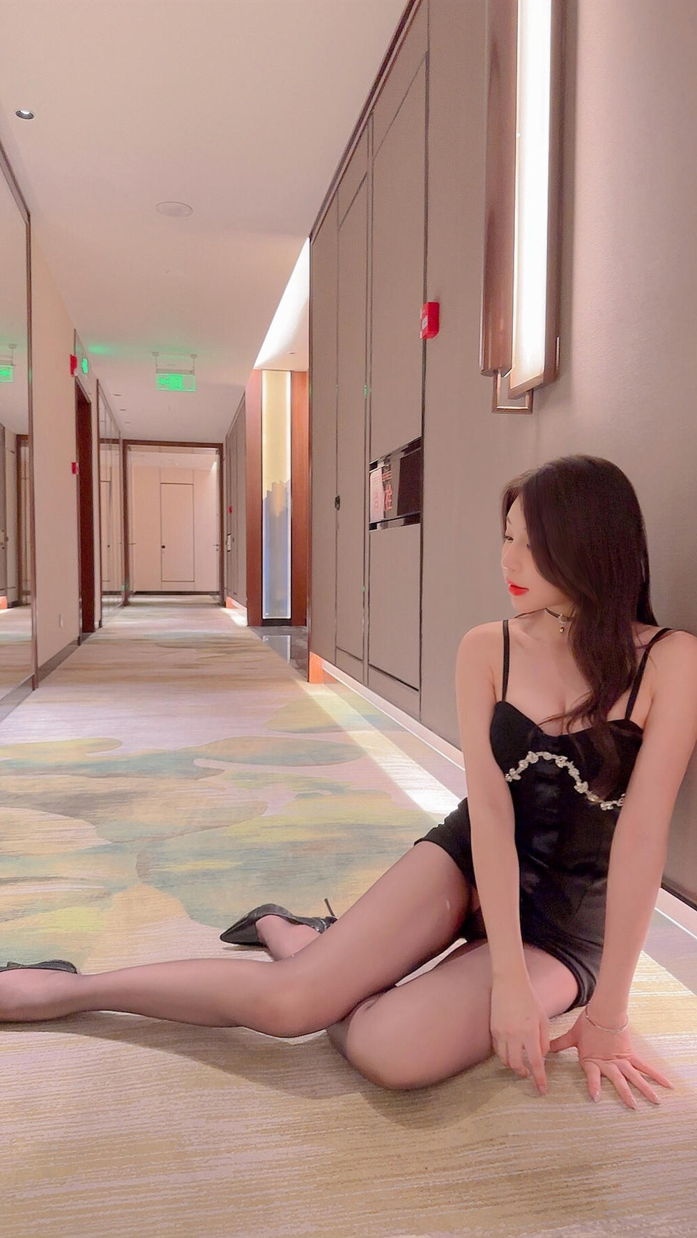 徐莉芝《长腿丝诱》原版写真 [35P+1V-155MB]