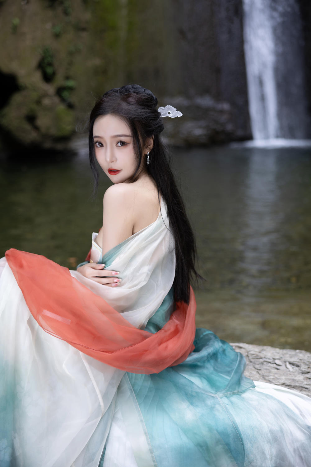 王馨瑶yanni 《绿色古装瀑布》原版写真 [112P-312MB]
