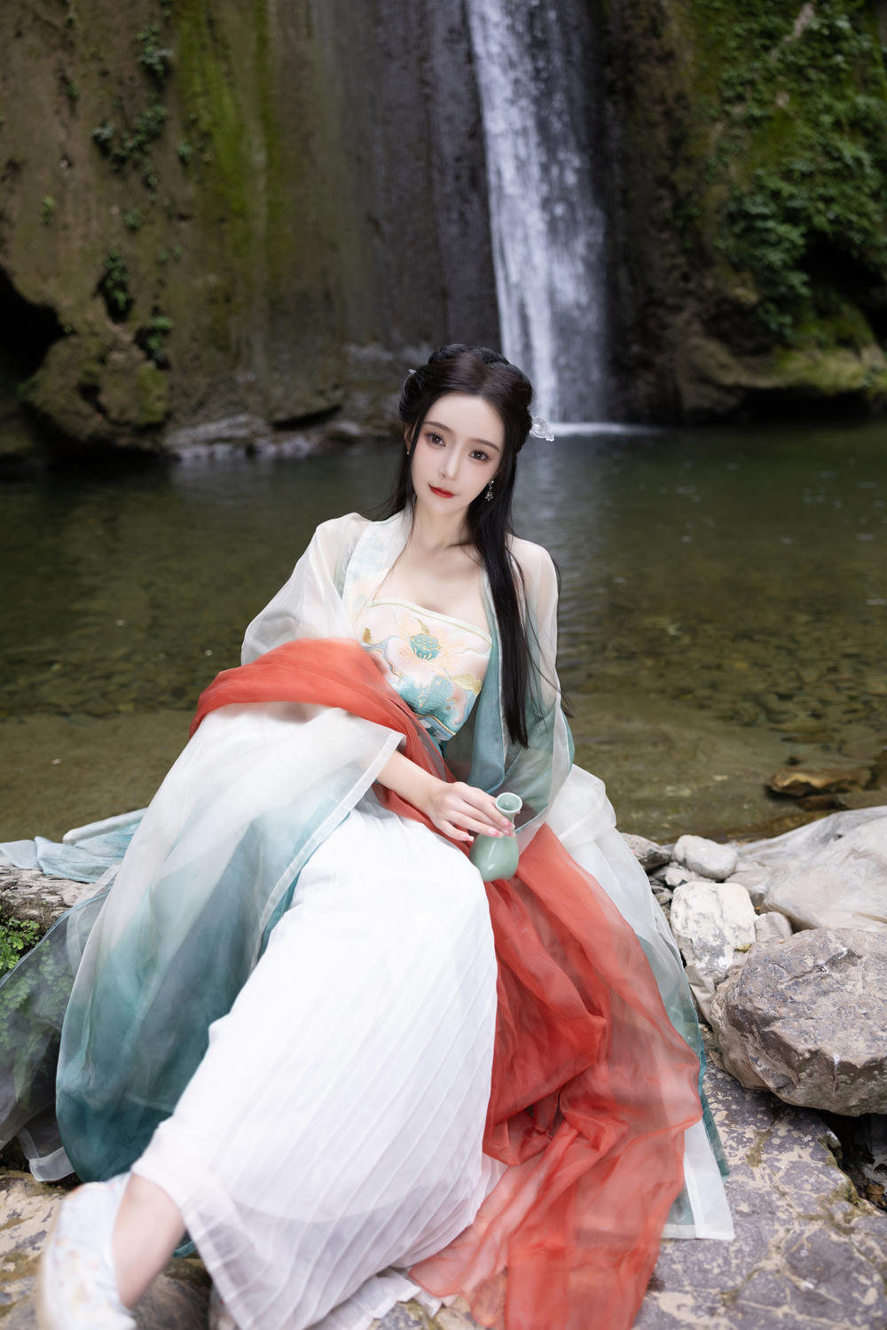 王馨瑶yanni 《绿色古装瀑布》原版写真 [112P-312MB]