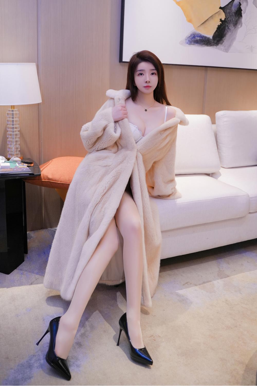 雨儿酱《皮草肉丝》原版写真 [83P-1.53G]