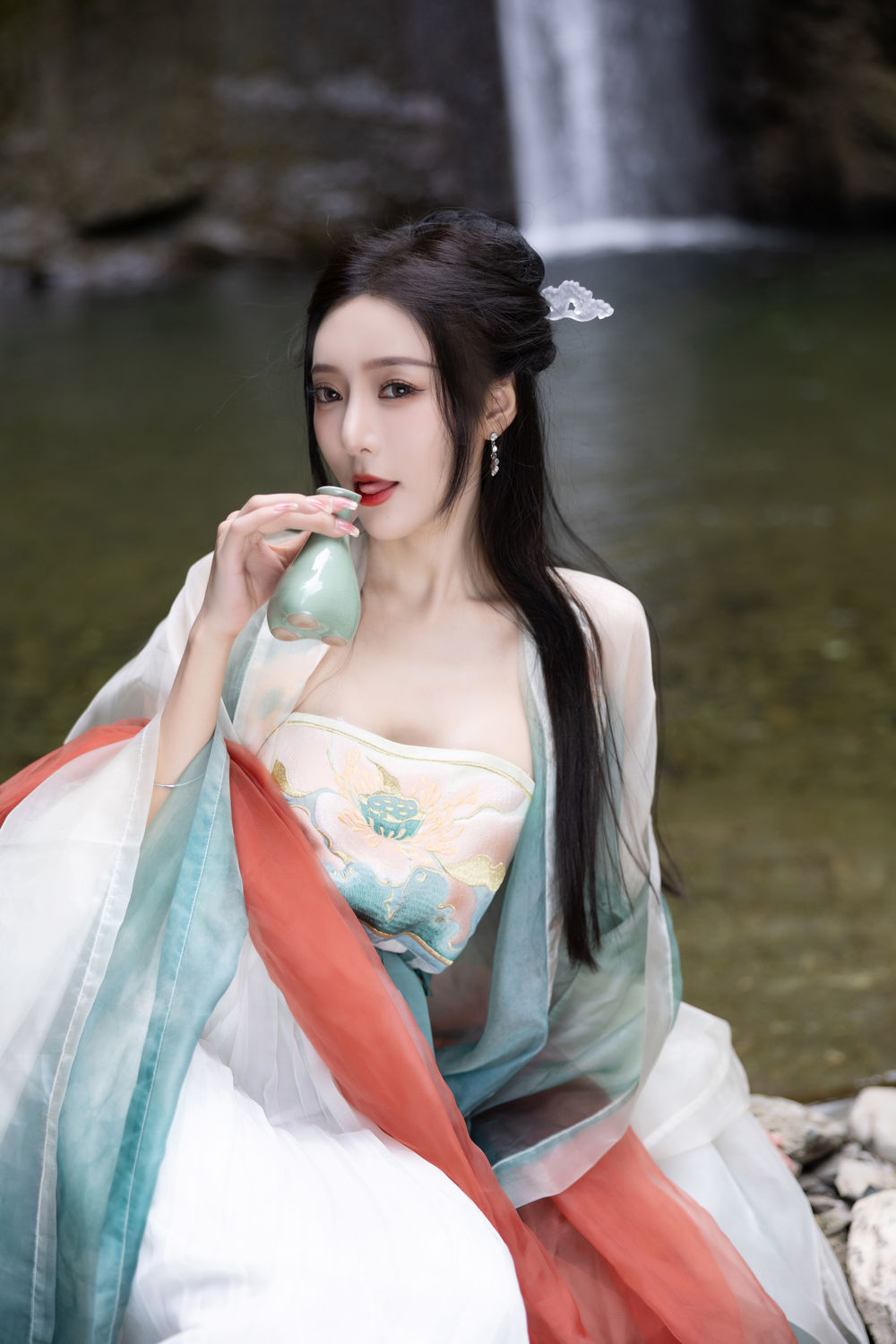 王馨瑶Yanni《绿色古装 瀑布》原版写真  [112P-312MB]